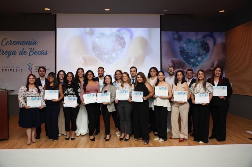 Entrega de 21 becas a estudiantes y profesionales de la salud