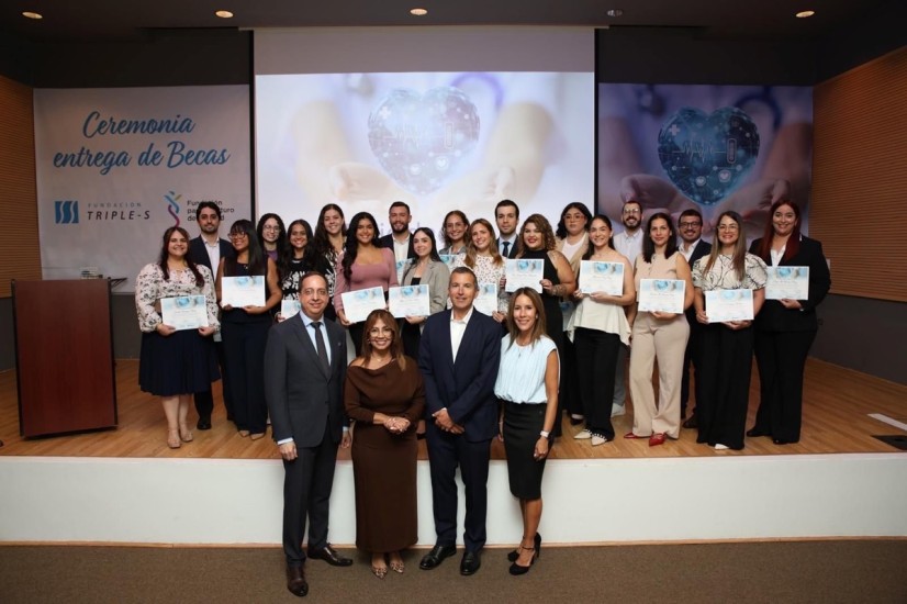 Entrega de 21 becas a estudiantes y profesionales de la salud