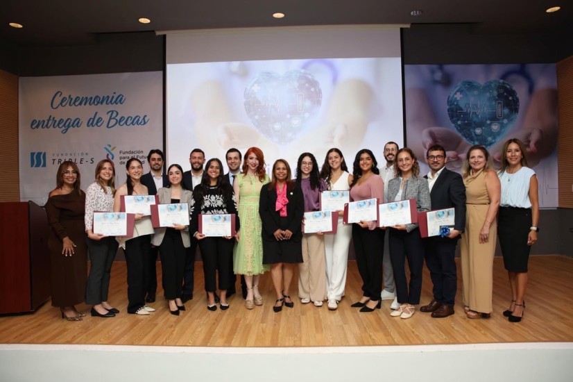 Entrega de 21 becas a estudiantes y profesionales de la salud