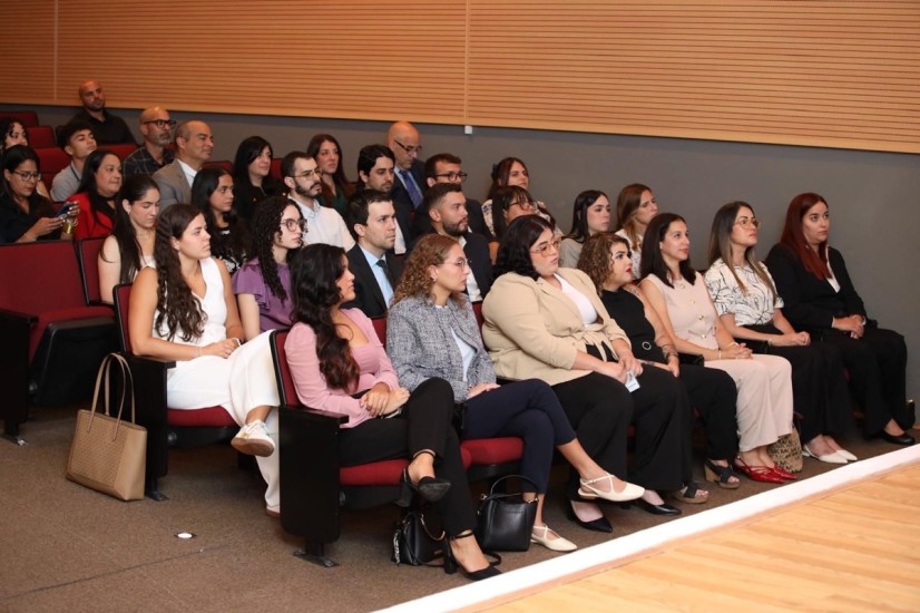 Entrega de 21 becas a estudiantes y profesionales de la salud