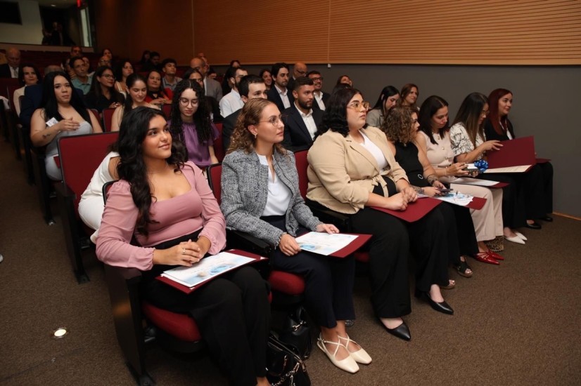 Entrega de 21 becas a estudiantes y profesionales de la salud