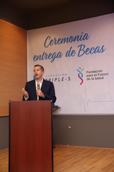 Entrega de 21 becas a estudiantes y profesionales de la salud