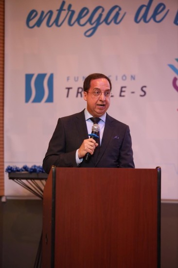 Entrega de 21 becas a estudiantes y profesionales de la salud